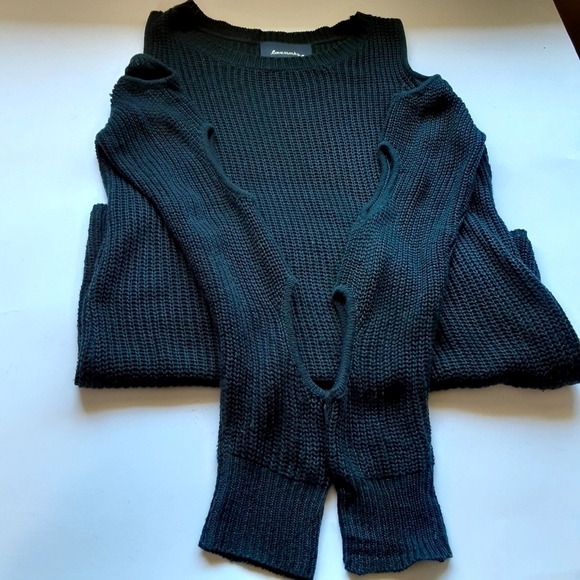 Love marks open shoulder and arms sweater Sz Large - Picture 2 of 6